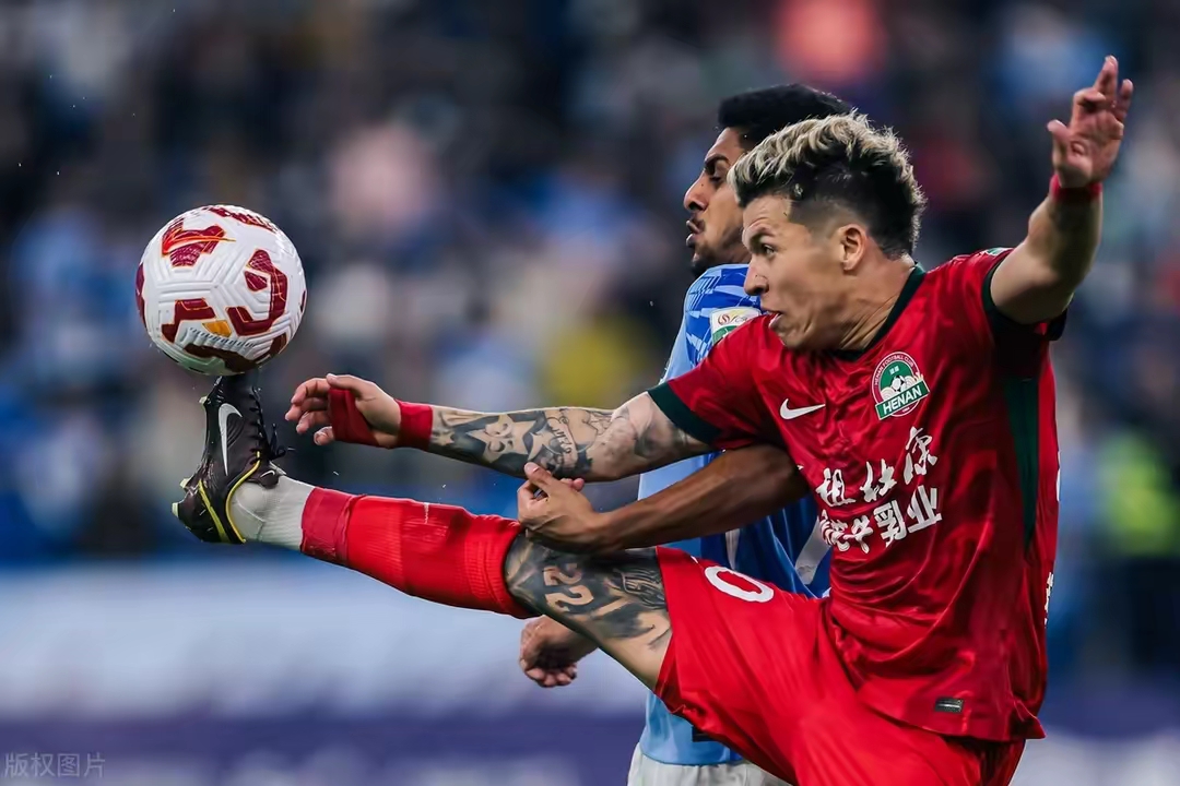 紧张激烈的对决，球队最终反超获胜(紧张的球赛)