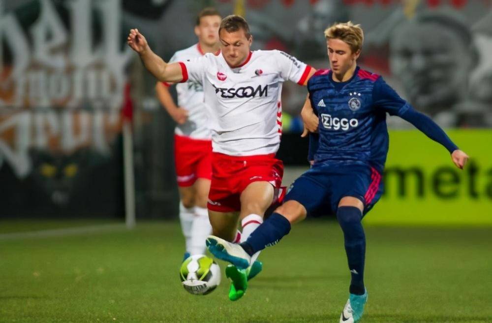 KOK体育-阿贾克斯独中两元，取得大胜晋级的简单介绍